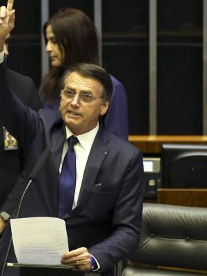 Jair Bolsonaro toma posse como presidente da República em cerimônia no Congresso Nacional.