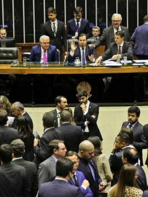 O Plenário da Câmara dos Deputados aprovou a quebra do prazo de cinco sessões entre as votações em primeiro turno e em segundo turno para que a PEC da reforma da Previdência (6/19) possa ser votada ainda hoje.