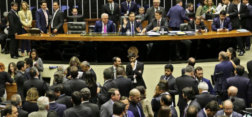 O Plenário da Câmara dos Deputados aprovou a quebra do prazo de cinco sessões entre as votações em primeiro turno e em segundo turno para que a PEC da reforma da Previdência (6/19) possa ser votada ainda hoje.