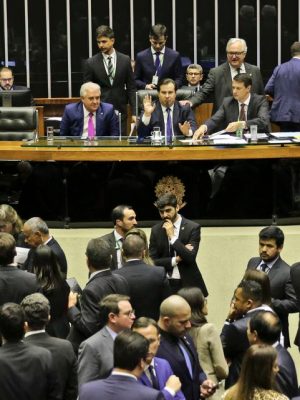 O Plenário da Câmara dos Deputados aprovou a quebra do prazo de cinco sessões entre as votações em primeiro turno e em segundo turno para que a PEC da reforma da Previdência (6/19) possa ser votada ainda hoje.