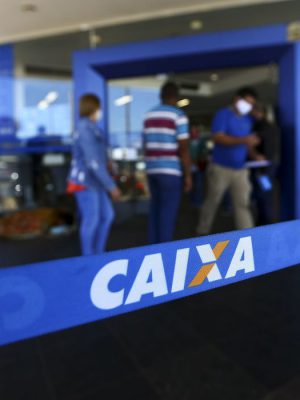 Fila para entrada em agência da Caixa, em Brasília.