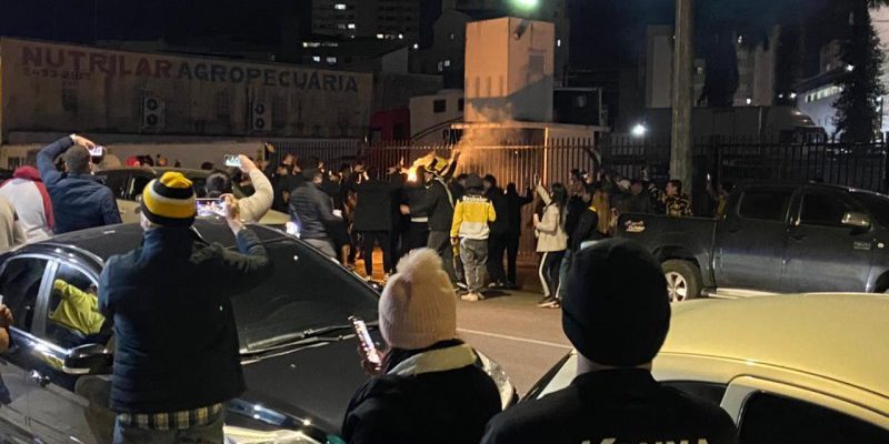 torcida-carvoeira-faz-festa-no-estadio-heriberto-hulse-apos-vitoria-sobre-o-fluminense-1136313